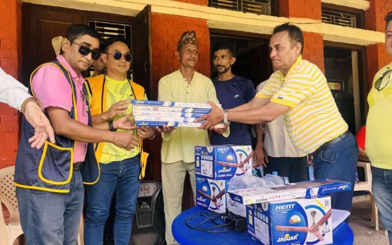 लायन्स क्लब अफ बिर्तामोड सिटीले विद्यालयलाई पंखा (सिलिङ फेन) बितरण