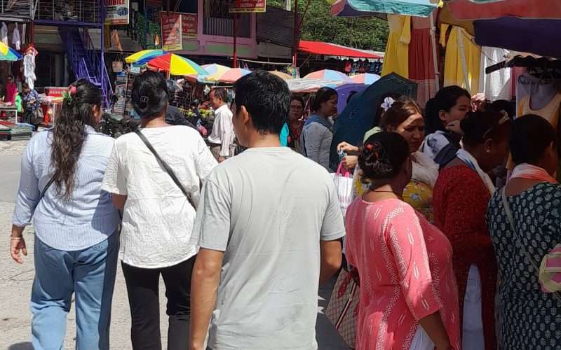 चाडबाड नजिकिएसँगै भारतीय बजारमा किनमेल गर्ने नेपालीको घुइँचो