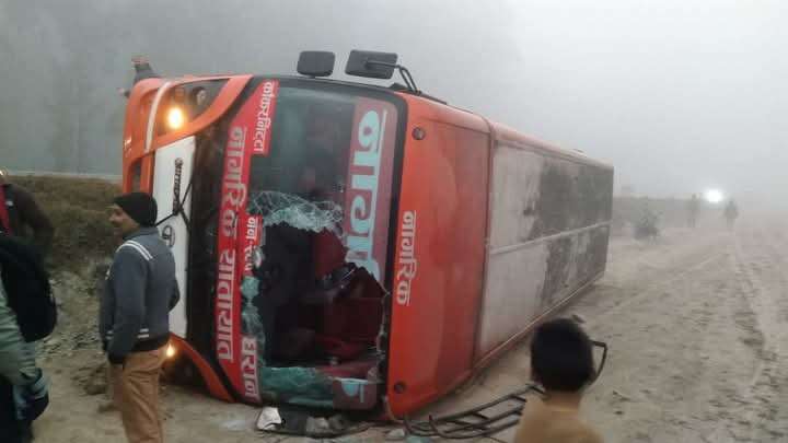 झापा को धरमपुरमा बस दुर्घटना ११यात्रु घाइते