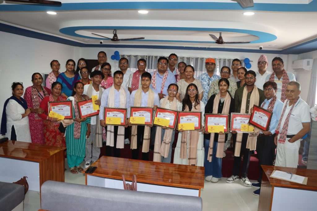 एसइइमा 4 जिपिए ल्याउने विद्यार्थीलाई नगदसहित सम्मान