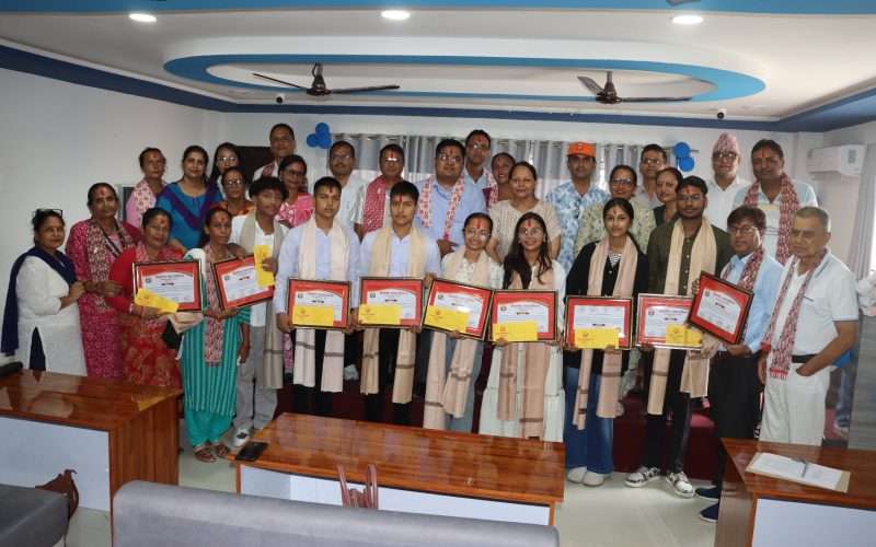 एसइइमा 4 जिपिए ल्याउने विद्यार्थीलाई नगदसहित सम्मान